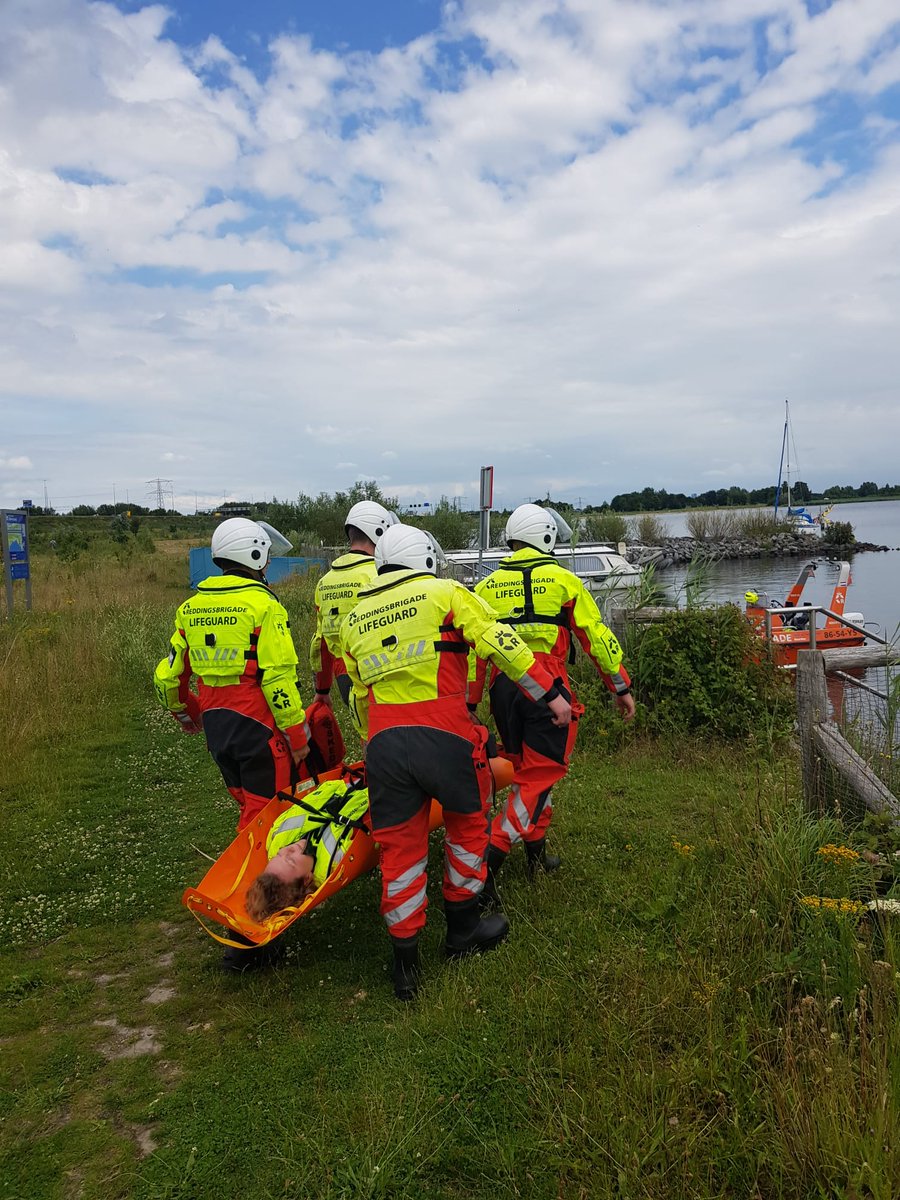 RBNaarden's tweet photo. 𝗘𝗲𝗻 𝘁𝗲𝗿𝘂𝗴𝗯𝗹𝗶𝗸 𝗼𝗽 𝗵𝗲𝘁 𝗮𝗳𝗴𝗲𝗹𝗼𝗽𝗲𝗻 𝘃𝗮𝗮𝗿𝘄𝗲𝗲𝗸𝗲𝗻𝗱 ⚓📸
✅Twee zeilboten met motorstoring gesleept op zaterdag
✅Vele oefeningen op zondag
✅Kaderborrel én promoties van bemanningsleden

#reddingsbrigade #reddingsbrigadenaarden #RBN https://t.co/uFnIAuxZTC