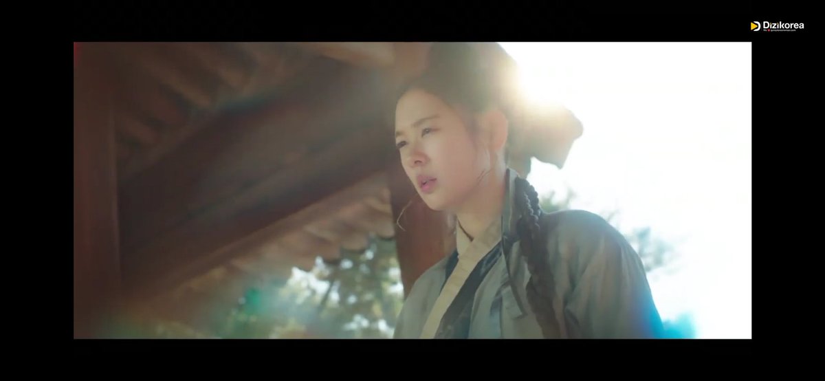 Naksu kör kızla beden değiştirince normalde omuzda olan mavi leke kızın gözlerinde oldu, Jin ailesinin eşyasına dokununca ve evlerine gidince kız enerji hissetti. Jin ailesinin kayıp kızı fln mısın sen acaba ya
#AlchemyOfSouls