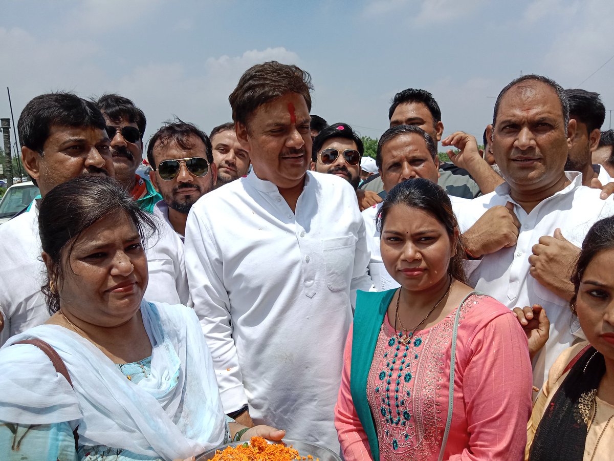 ThenuaPooja's tweet photo. आदरणीय सांसद (राज्यसभा) श्री @SurendraSNagar  जी का ग्रेनो आगमन पर यशस्वी जिलाध्यक्ष श्री @TrendRajnagar  एवम समस्त मंडल टीम के साथ भव्य स्वागत किया 🎊💐
@BJYM4UP 
@BJYM4GNW 
@SumitBasoyaIND 
@shubhambjpnoida 
@ChaodharyRahul https://t.co/TIbmLcUEiF