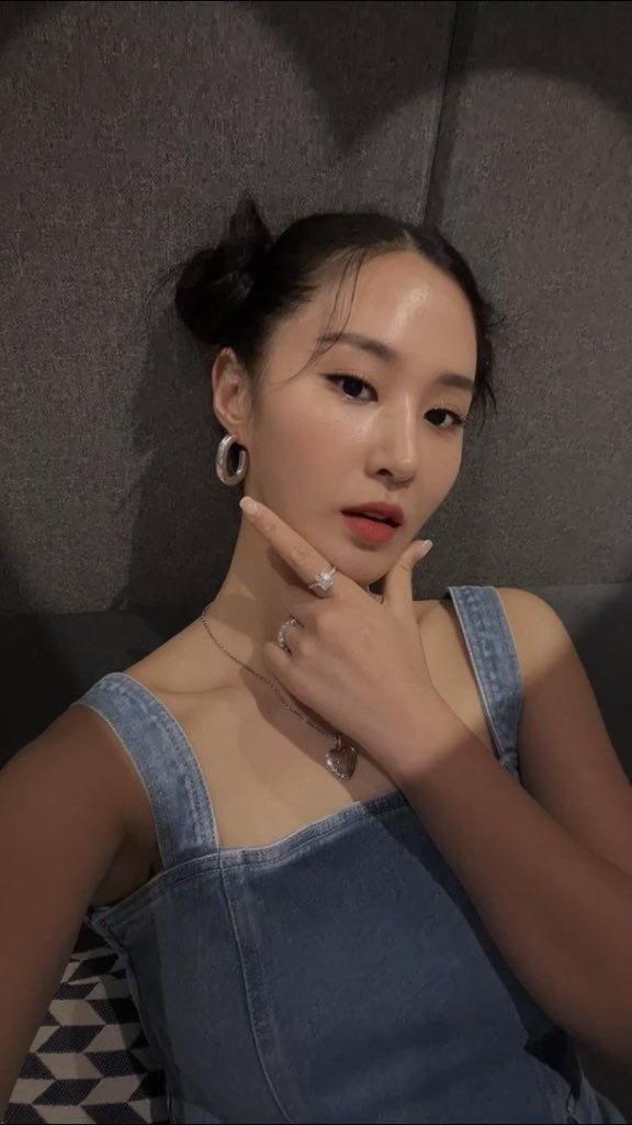 uningeal's tweet image. #Yuri: with a face like that she can literally become the queen of the world