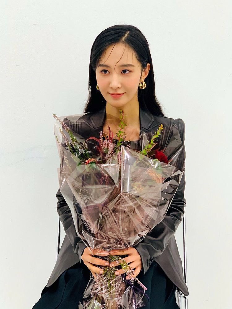 uningeal's tweet image. #Yuri: with a face like that she can literally become the queen of the world