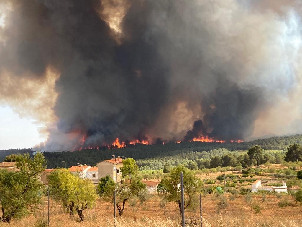 OscarBForestal's tweet photo. Situación bastante grave en el #IFVentadelMoro. NIVEL 2 y activando UME, se unen Bomberos Forestales de Alicante. 

📸18:00 https://t.co/m0OFUXQqkN