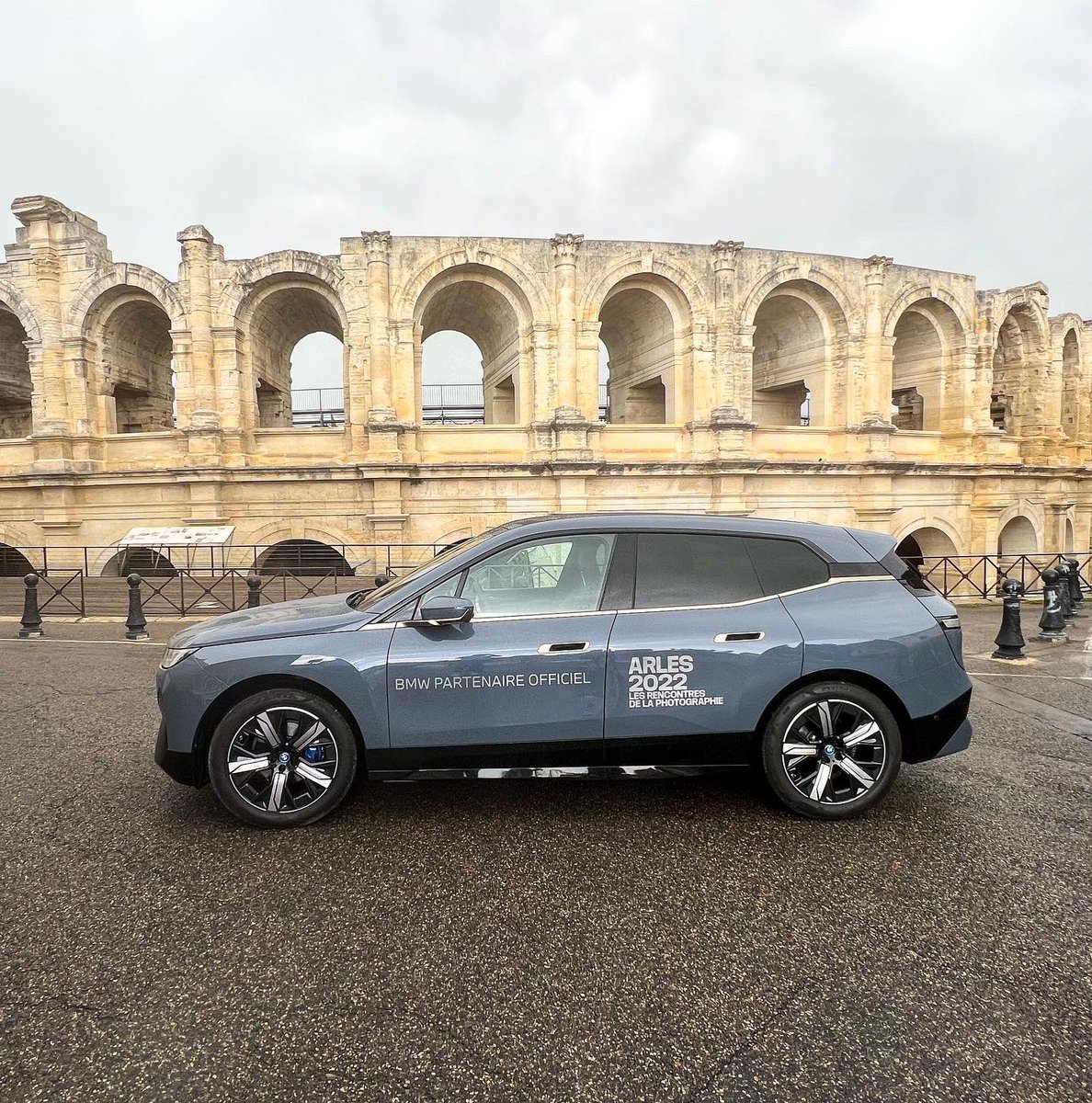 BMWGroupFrance's tweet photo. #BMWArtMakers X @rencontresarles ! 📸
La 53e édition du festival accueille le nouveau programme de mécénat made in @BMWGroupFrance, partenaire historique du plus grand festival de #photographie au monde.
RDV à Arles, tout l'été, pour admirer #HantologieSuburbaine d'#ArashHanaei ! https://t.co/yfI1ClOShf