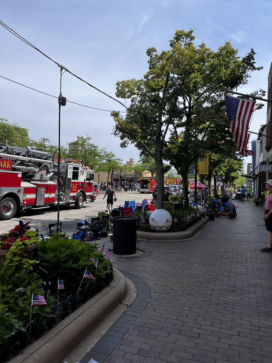 LauraBleill's tweet photo. We are safe now but the trauma from this event will be forever. We literally hit the sidewalk and draped ourselves over kids. We could not have been any closer to this event. 

Thank you the first responders from across Lake and Cook counties. 

#highlandparkparade https://t.co/HTjJxPfOXx