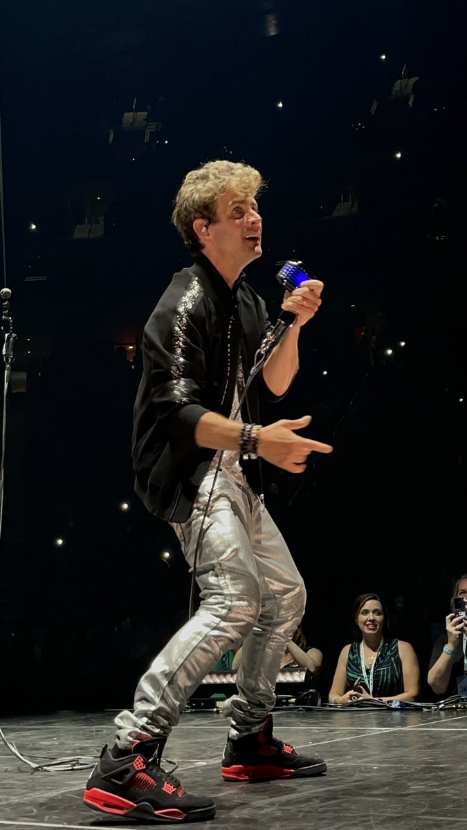 JamieLeeR17's tweet photo. I took these while in the party pit in Detroit. Joe ALWAYS putting his heart and soul in this song. I can feel 9 year old me bubble up inside when I hear this song 🫶🏻🤖💫❤️ https://t.co/Huc06AGfXf