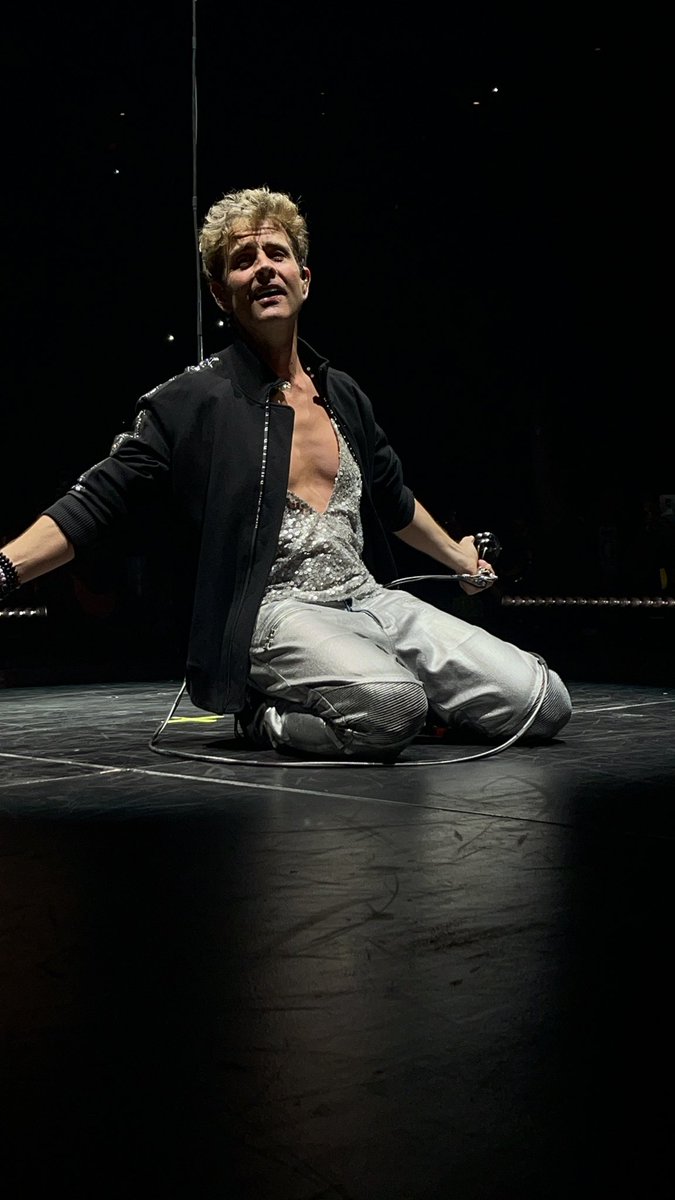 JamieLeeR17's tweet photo. I took these while in the party pit in Detroit. Joe ALWAYS putting his heart and soul in this song. I can feel 9 year old me bubble up inside when I hear this song 🫶🏻🤖💫❤️ https://t.co/Huc06AGfXf
