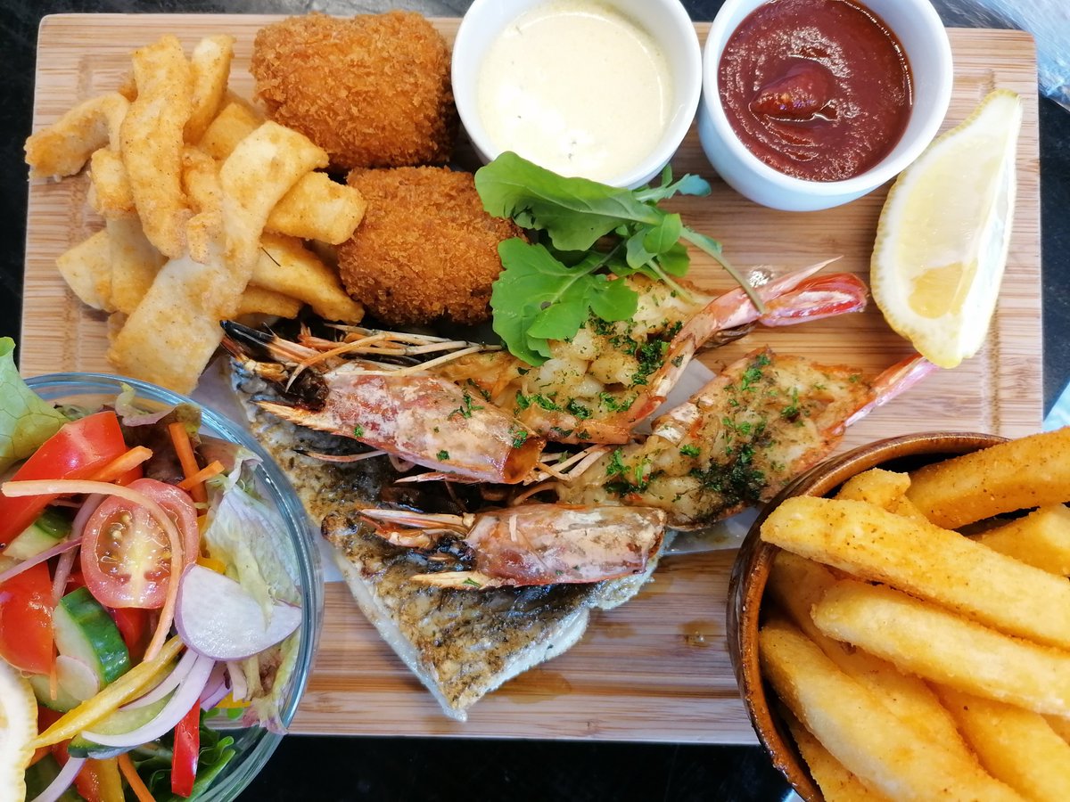 Thursday Weekly Special - 25% off all Seafood this evening from 5pm. Hake, prawns, mussels and more...

Call 021 786 1919 to book.
#SaveurRestaurant  #Simonstown #seafood #seafoodspecial #foodiesofcapetown