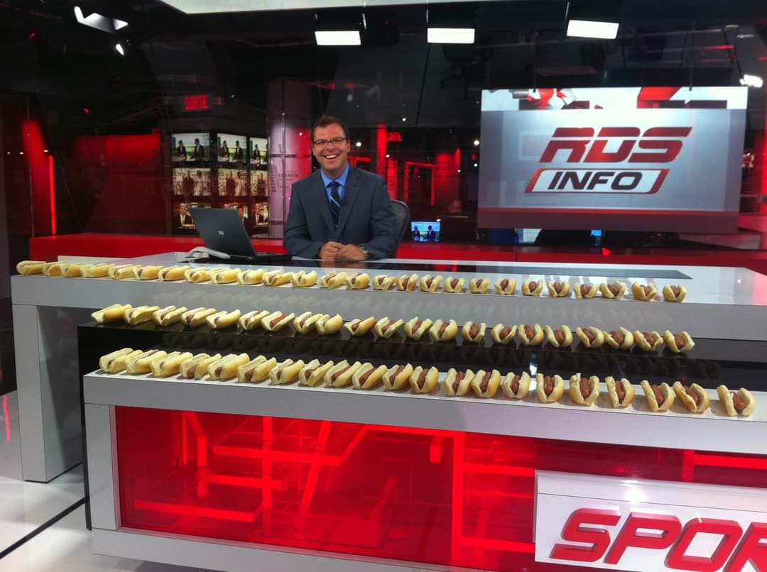 RochCarignan's tweet photo. Le 4 juillet 2012, je voyais la légende @MLapriseRDS convaincre notre patron Mike Piperni de débloquer un budget hot-dogs pour #Sports30 @RDSca 🌭

Le héros qu'on mérite ET celui dont on a besoin. 😅🙌 

#NeverForget #Legend https://t.co/b3SqI1FaaW
