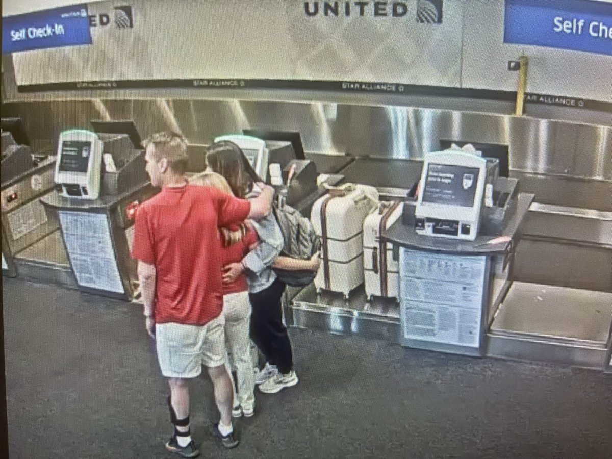 DustinBrandt7's tweet image. United MCI making memories with our customers📸🤳 #BeingUnited #GoodLeadsTheWay @MitchellDonise @holly_fl @GBieloszabski @DJKinzelman @KCIAirport #ConnectingToWhatMattersMost