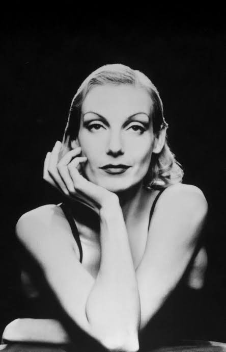 Happy birthday Ute Lemper. My favorite film with Lemper is Prêt-à-porter. 