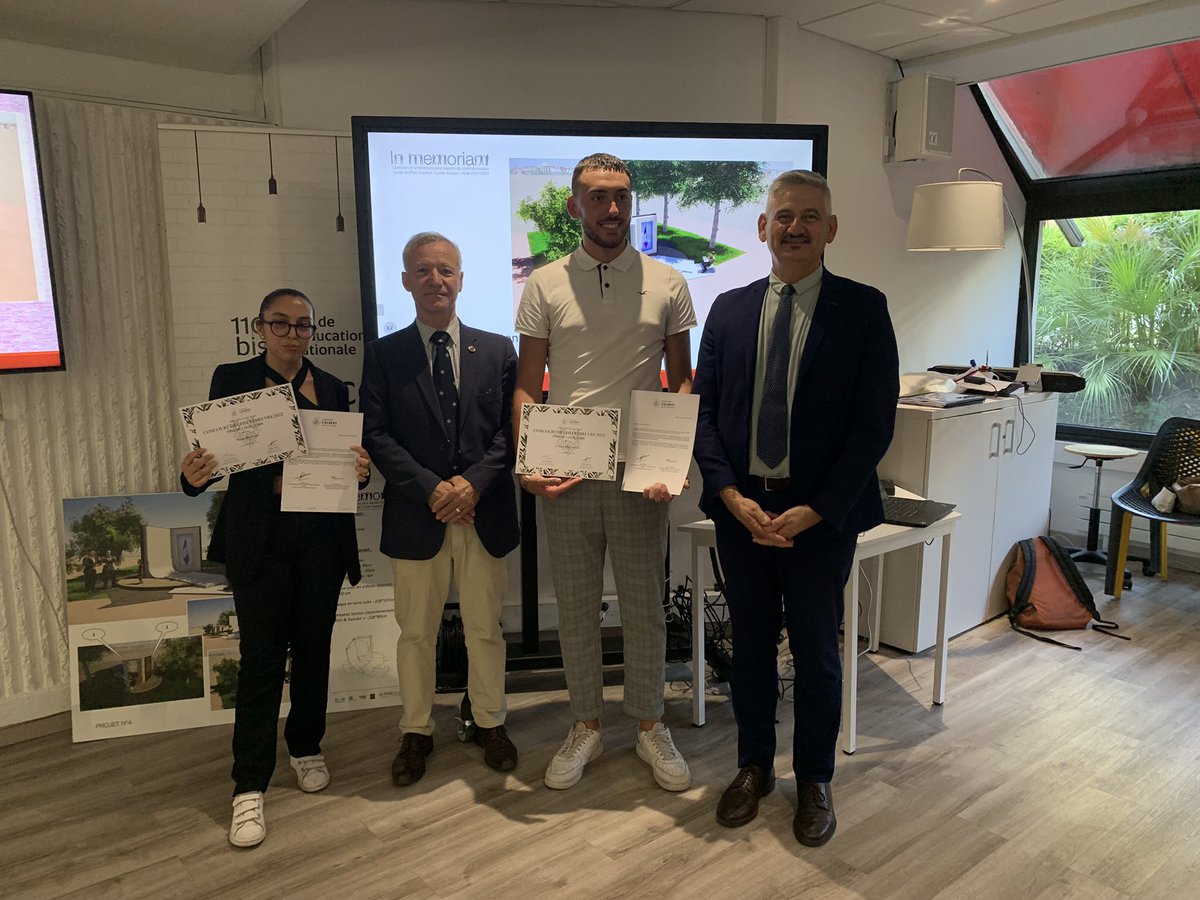 RLaganier's tweet photo. Fier de remettre les prix du concours #ChefdOeuvre de la
#FondationColbert à
des élèves de CAP du lycée De Croisset (Prix de l'Engagement) et de Bac Pro du @VaubanLycee (Prix de l'Industrie) pour leurs remarquables travaux, aboutissement de 2 années de formation pro d'excellence https://t.co/5o0IV8hfd6