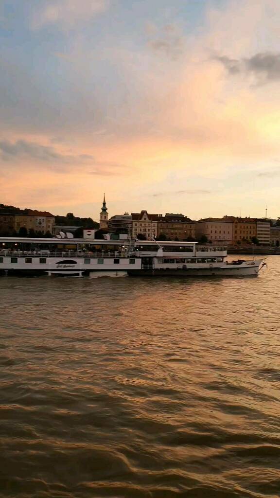 Budapeşte’de ilk olarak yaptığımız tekne turunu anlatmak istiyorum. 
Budapeşte, gündüz olduğu kadar gece de keyifli. Güzel gece manzaralarını ve ışıl ışıl aydınlatılmış şehri görebilmek için tekne turunu gece yaptık.

Tuna nehri gece tekne turu Danube Le… instagr.am/reel/CfmMSQKKy…