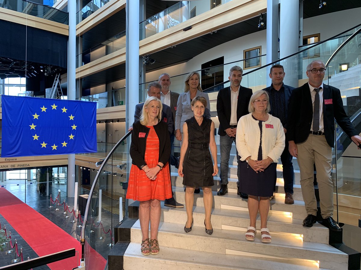 En tant que Présidente, j’ai eu le plaisir d’accueillir au <a href="/PEStrasbourg/">Parlement européen</a> l’AG du <a href="/GrandEstEurope/">Grand Est-Europe</a>. Un objectif : mieux intégrer l’🇪🇺 dans les politiques et actions des acteurs publics du #GrandEst et assurer la représentation de leurs intérêts auprès des institutions 🇪🇺.