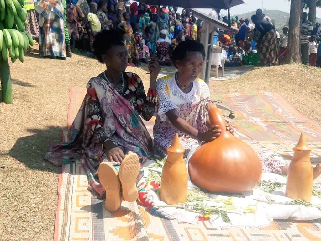 GisagaraDistr's tweet photo. Muri ibi birori byo kwizihiza umunsi mukuru wo #Kwibohora28, henshi habaye ibikorwa byo kugabirana inka, guha abana amata, kumurika bimwe mu byagezweho, n'ibindi byo kwishimira iterambere n'imibereho myiza abaturage bagezeho.
#TuriGisagara
@RwandaLocalGov @JRutaburingoga https://t.co/zNBOh7TqZl