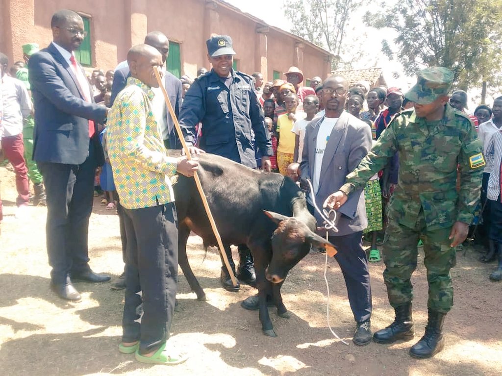 GisagaraDistr's tweet photo. Muri ibi birori byo kwizihiza umunsi mukuru wo #Kwibohora28, henshi habaye ibikorwa byo kugabirana inka, guha abana amata, kumurika bimwe mu byagezweho, n'ibindi byo kwishimira iterambere n'imibereho myiza abaturage bagezeho.
#TuriGisagara
@RwandaLocalGov @JRutaburingoga https://t.co/zNBOh7TqZl