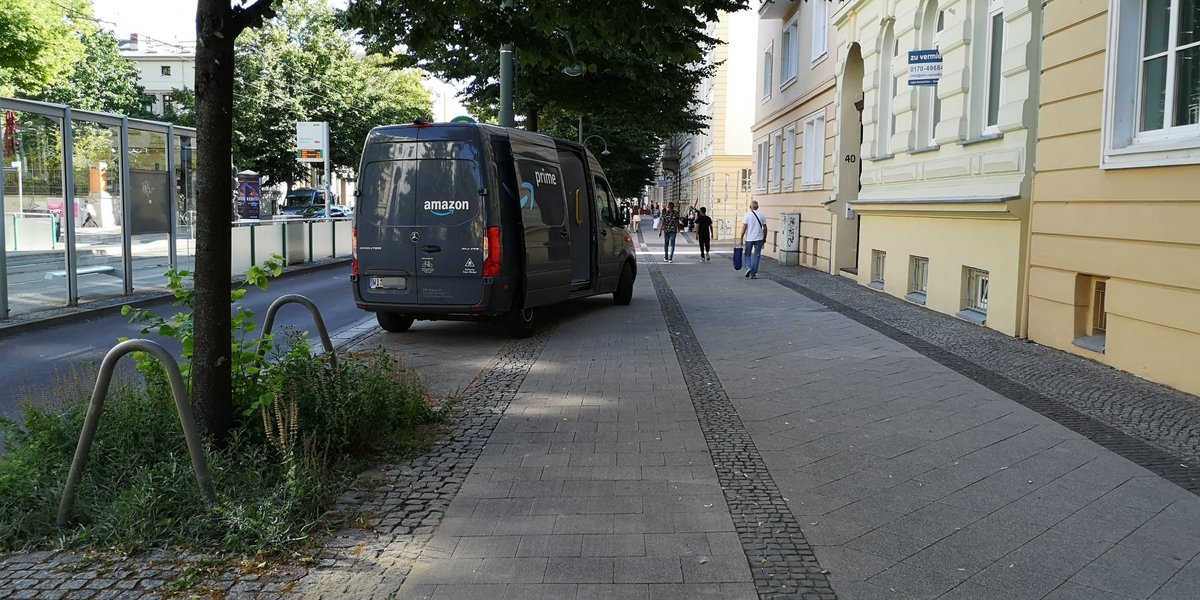 EinRobert1's tweet image. Dann, nach dem Abstecher zur Packstation, dieser @amazonDE #Logostics Fahrer, auf dem Angebotsradweg, der #OttoVonGuerickeStraße. Noch dreister wäre komplett quer auf dem Weg...

@ottoparkt @MDradelt @Ottostadt

(4/5)