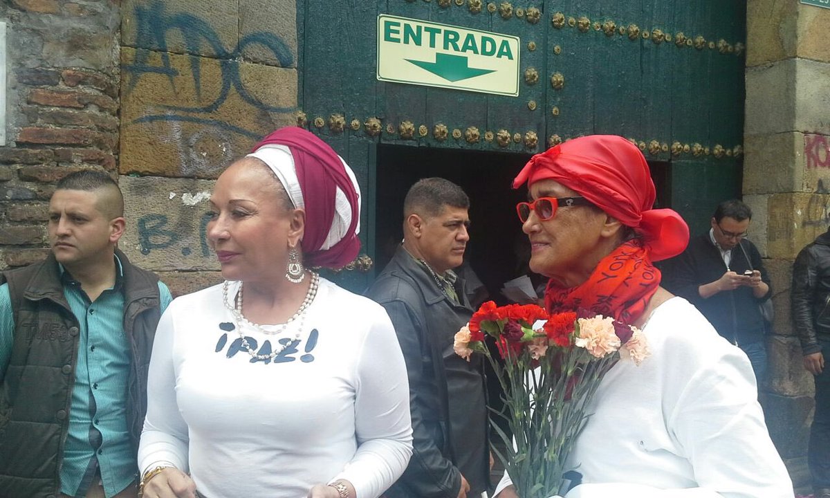 Les confieso que el nombramiento de Patricia Ariza me llena de una profunda alegría, hasta se me salió una lagrimita. 

Hemos sido compañeras, amigas y hermanas luchando por la paz y los derechos. Pocas como ella entienden la cultura como el camino hacia la paz.