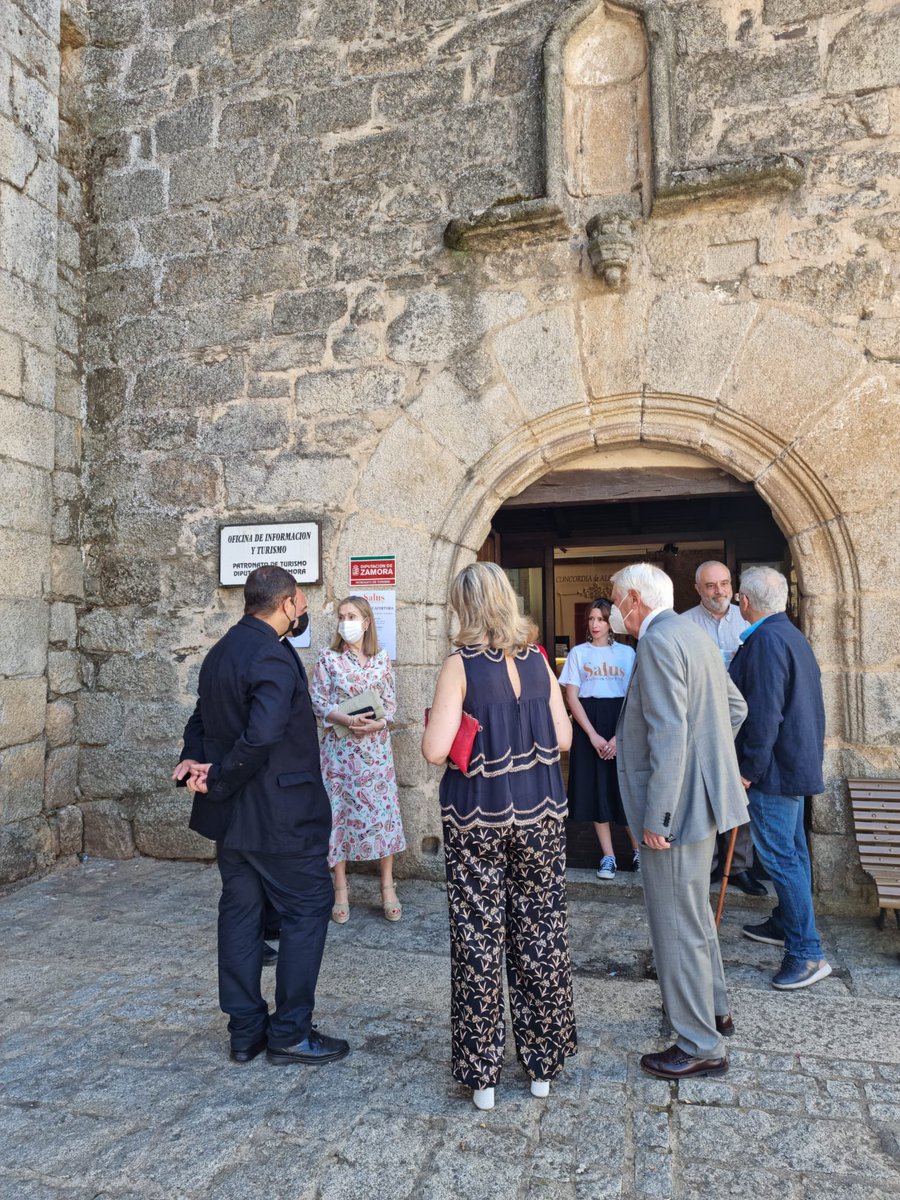 Muy agradecida al comisario de la exposición, José Ángel, y a los párrocos Fernando y Pedro por su amable invitación a conocer la exposición, y al alcalde de la Villa de Alcañices por su gran hospitalidad.