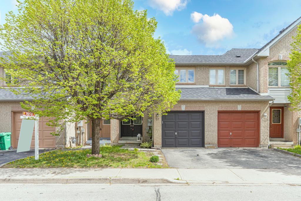 TheHanlonTeam's tweet photo. Perfect starter townhome for sale in #Brampton 57 Gilgorm Rd. Private fenced yard, walk to #zumetransit contact us 905-271-5141 https://t.co/uZBofbeQr6