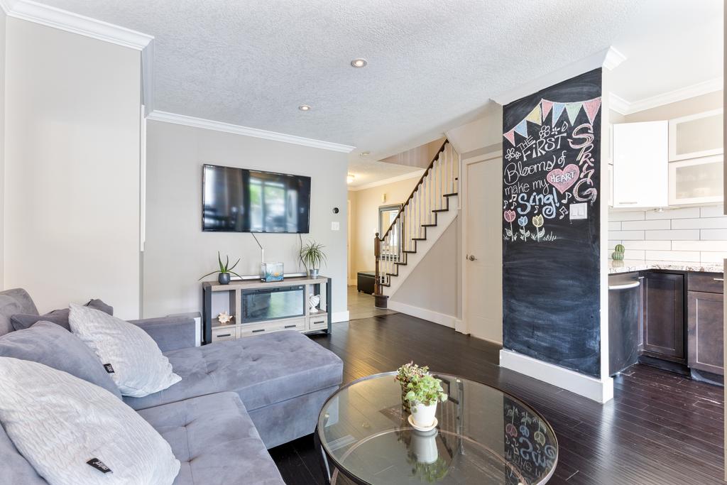 TheHanlonTeam's tweet photo. Perfect starter townhome for sale in #Brampton 57 Gilgorm Rd. Private fenced yard, walk to #zumetransit contact us 905-271-5141 https://t.co/uZBofbeQr6