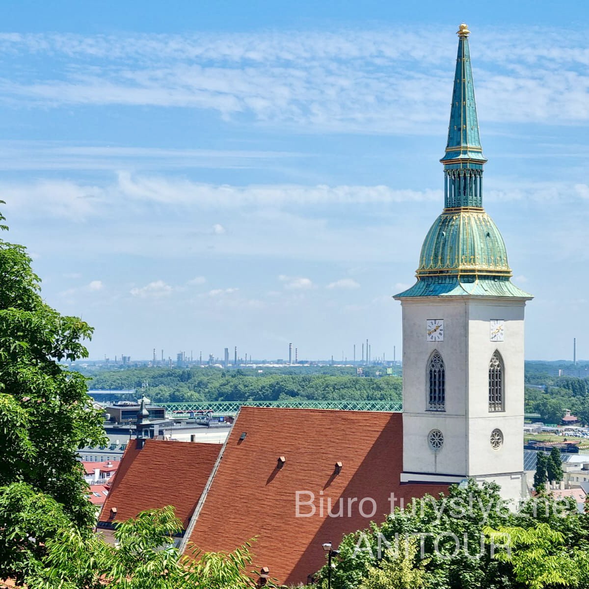 anitourPL's tweet photo. Katedra Św. Marcina – najstarszy oraz najbardziej reprezentacyjny kościół w stolicy Słowacji Bratysławie.

#słowacja #bratysława #katedra #architektura #kościół  #katedraswmarcina #budynek #stolica #niebo #niebieski #zielony #dach https://t.co/WdKTJFkmv7