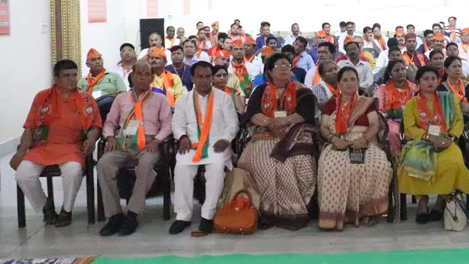 drdhansinghuk's tweet photo. ऋषिकेश स्थित परमार्थ निकेतन स्वर्गाश्रम चतुर्थ सत्र में आयोजित जिला प्रशिक्षण वर्ग 2022 में प्रतिभाग किया और "मुक्त चिंतन सत्र"   विषय पर वहां मौजूद सम्मानित जनों को संबोधित किया।

@PMOIndia  @JPNadda @pushkardhami  @madankaushikbjp  @BJP4India @BJP4UK https://t.co/rkZ0ivLQJT