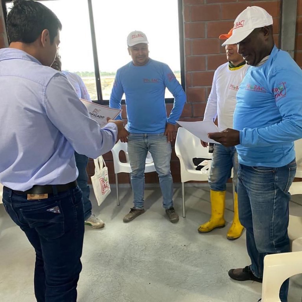 PROBACSA's tweet photo. En PROBAC pensamos en el crecimiento integral de la industria camaronera, por lo cual empezamos un programa de capacitaciones con nuestros clientes. https://t.co/1LtYomqnPH