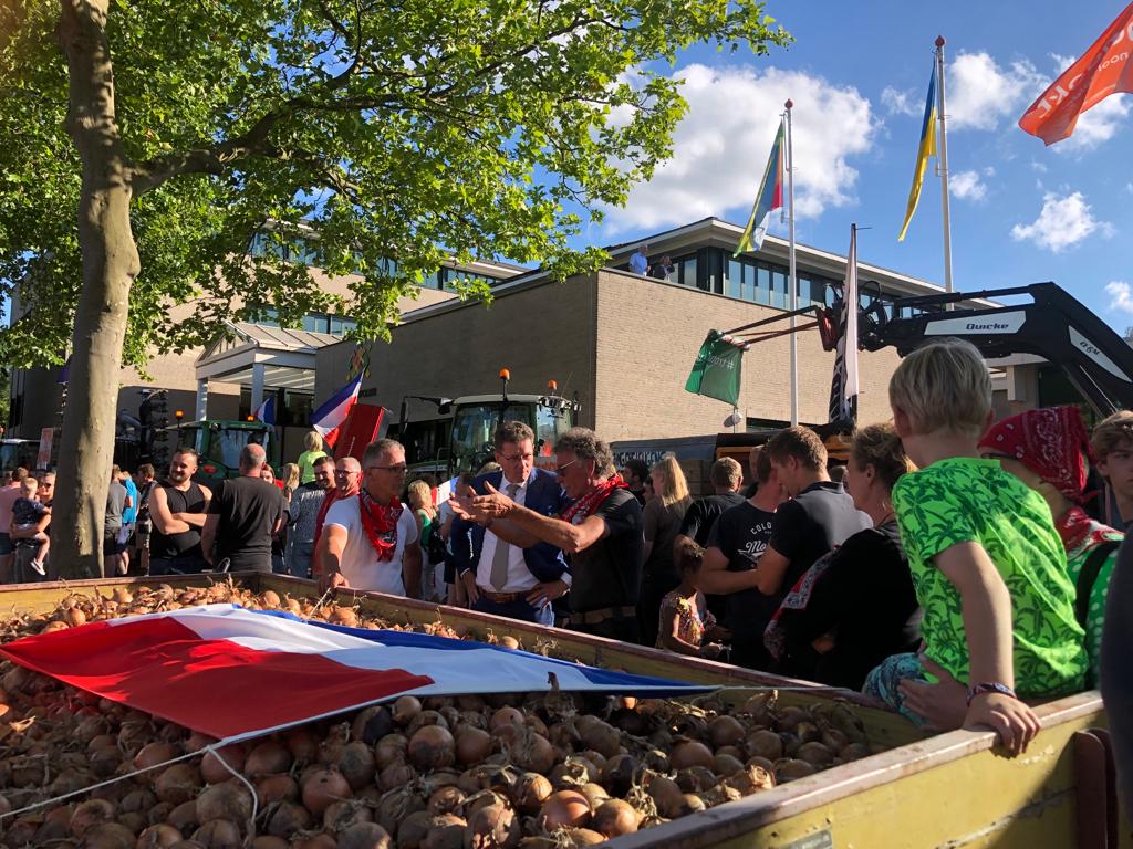 GemeenteNOP's tweet photo. Ontstemde boeren komen in goede stemming naar het gemeentehuis. Burgemeester, wethouders en raadsleden zijn met ze in gesprek. https://t.co/9NUpbYI1dN