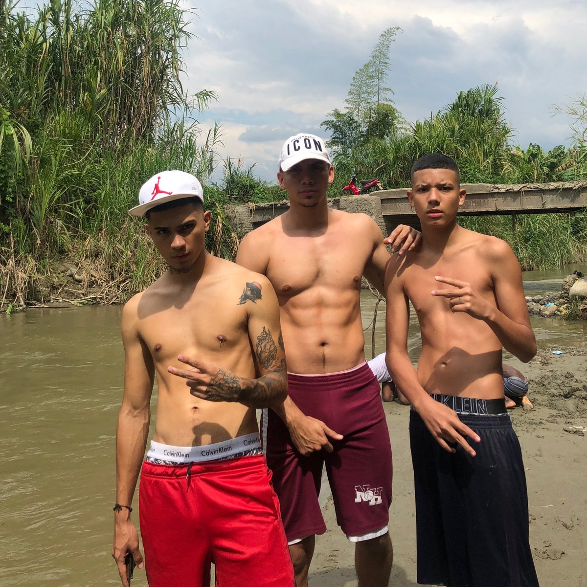 davidvalenciaxx's tweet image. Três meninos