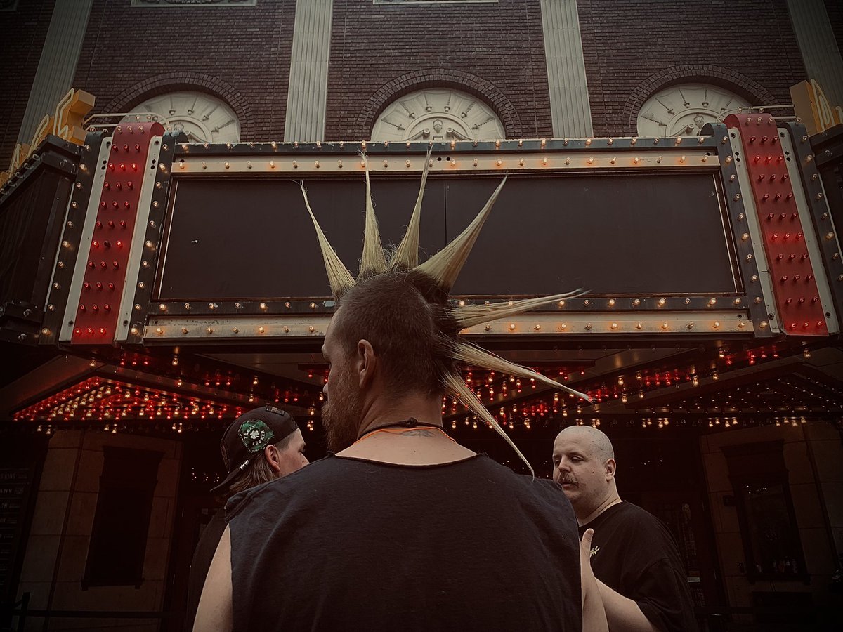 6stringedsasha's tweet image. 🌆🎟🖤

#mohawk #punk #canada