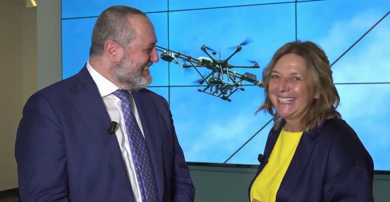 Massimiliano Garri, Innovation &amp; Market Solutions <a href="/TernaSpA/">TernaSpA</a> ci spiega il "digital twin", la replica virtuale informatica della rete elettrica reale che consente di monitorare e prevedere al meglio aspetti climatici e produttivi. Il live eventi.corriere.it/speciali/event… con <a href="/paolapica/">paola pica</a>