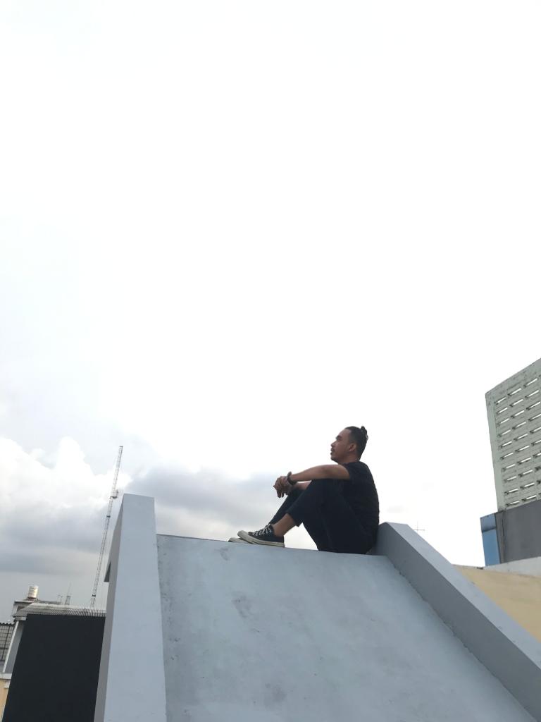 Kesendirian ialah kemenangan yang berwujud nyata dari sakit nya batin yang terpuruk dan tertusuk dari kejamnya tangan yang bersebrangan.