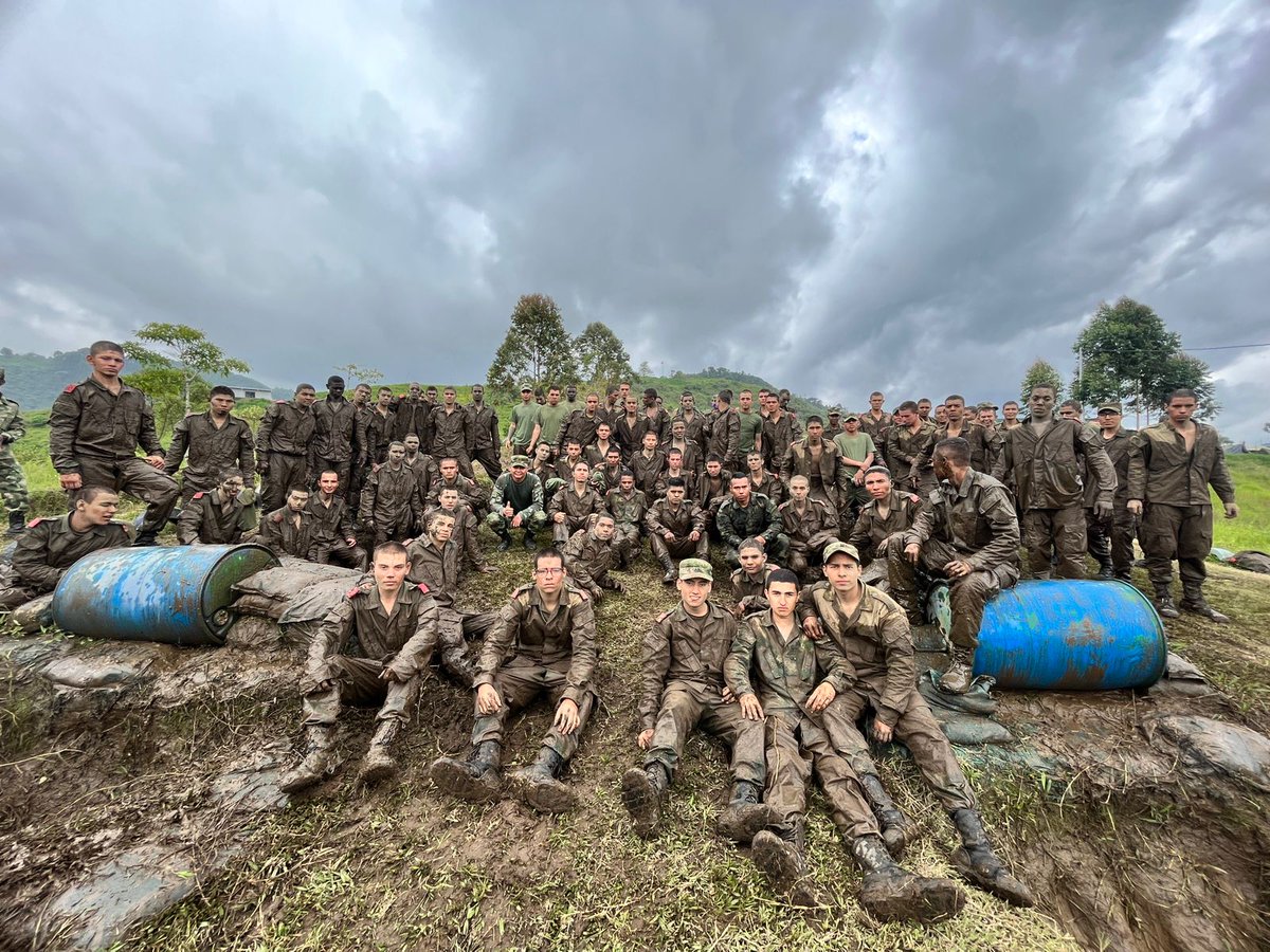 Ejercito_Div5's tweet photo. Con #VocaciónMilitar, coraje, valentía y pasión se hacen los mejores soldados al servicio de la Patria. Nuestros hombres del #BatallónAyacucho que están en entrenamiento en el #Biter8, no escatiman esfuerzos para llevar con honor ese título y servirle a #Caldas y al #EjeCafetero https://t.co/s4f6mwbnzw