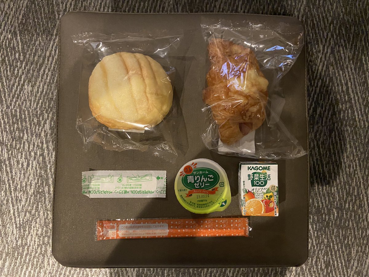2日目の朝ごはん。
え、箸、なに？
パンを箸使って食べる上品な方がいらっしゃるのかな？