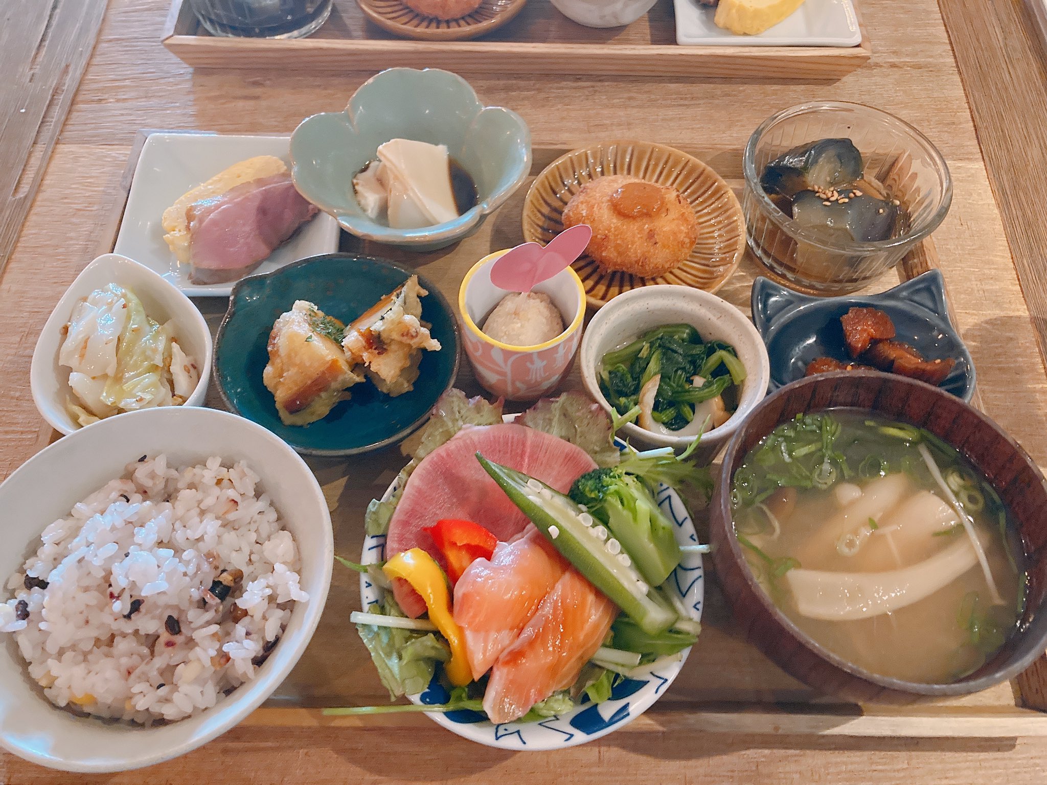 ひかる Puniko 01 京都河原町駅の近くにあります Kasumi Izakaya Restaurant というお店のおばんざいランチ美味しいです とってもリーズナブルで 店内もドライフラワー沢山で綺麗ですよ 河原町は錦市場にも近いので色々回れると思います