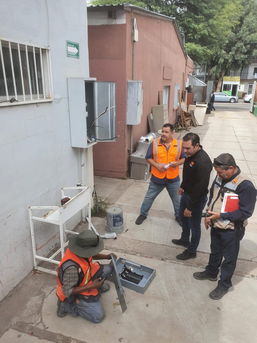 TemoGalindo's tweet photo. Estoy supervisando el arranque de los trabajos de reparación en la Secundaria General #1 de #Nogales, plantel 🏫 que a través del @ISIEsonora estará rehabilitado 🏗 para el próximo regreso a clases. En el @gobiernosonora avanzamos #APasoFirme 👣. https://t.co/cR2ZAckgQ9