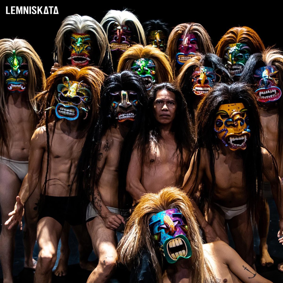 Mexican_Dance's tweet photo. ¡Se acerca el estreno mundial de “LEMNISKATA”!
Obra dirigida por el coreógrafo, antropólogo y activista #LukasAvendaño e interpretada por 14 bailarines y una performer.
Cómpralos aquí: https://t.co/UoVhwQ4Kzd
📸 https://t.co/AjsIZrCbE8.rm / @moves_mx
#MovesMX #MexicanDance https://t.co/443lsZE0mL
