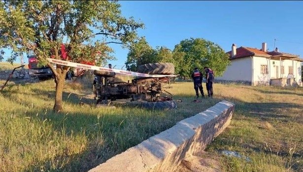 ANKARA'DA TRAKTÖR DEVRİLDİ
11 ve 15 yaşlarındaki iki kız kardeş hayatını kaybetti
bit.ly/3R8zZx8