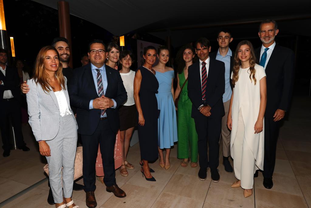 PacoRivero_'s tweet photo. 😁 Hoy en #Barcelona he tenido la suerte  de acompañar a los/as jóvenes del #EquipoPistacho del @IES_Haro

✅️ En la ceremonia de entrega de los #PremiosFPdGi 2022, donde han presentado a SSMM Los Reyes ⤵️

‼️La Barraca‼️Proyecto ganador del #TourdelTalento de @FPdGi en #LaRioja https://t.co/oLE4IjyBum