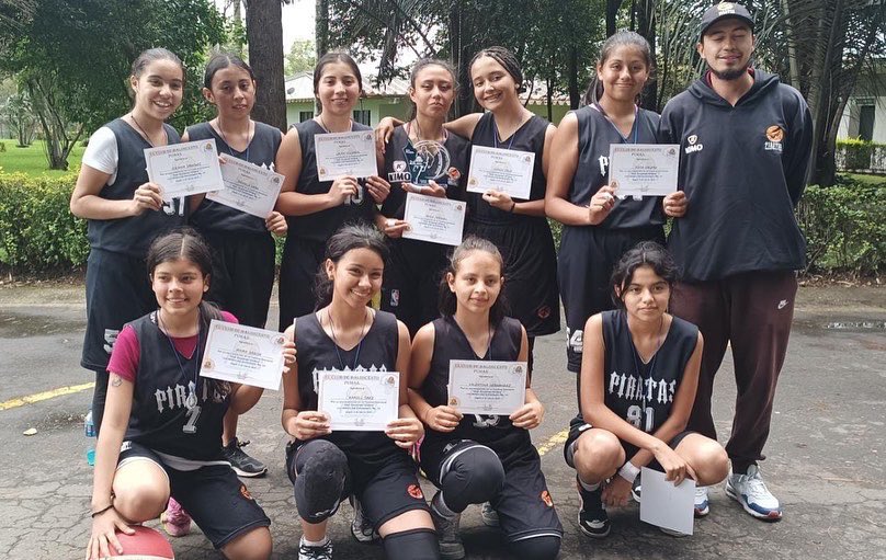 PiratasBogota's tweet photo. Acompañamos al club @pumasbasket en su cumpleaños #24 de formación de jóvenes en el Festival Nacional con mucha diversión.
¡Vamos Piratas! 
#PiratasEsBogotá https://t.co/2p7Hg9POXk