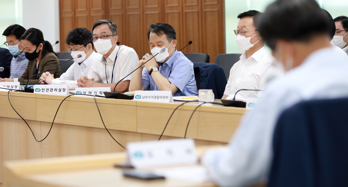 <세 가지 당부>

오늘 우리 경기도 공직자들께 세 가지 당부 말씀을 드렸습니다. 

첫 번째는, 접시깨기 행정입니다. 
두 번째는, 버리기 행정입니다. 
세 번째는, 현장 행정입니다. 

경기도청 공직자들의 능력과 열정을 믿습니다. 그 믿음으로 함께하겠습니다.

#경기도청확대간부회의 #접시깨기행정