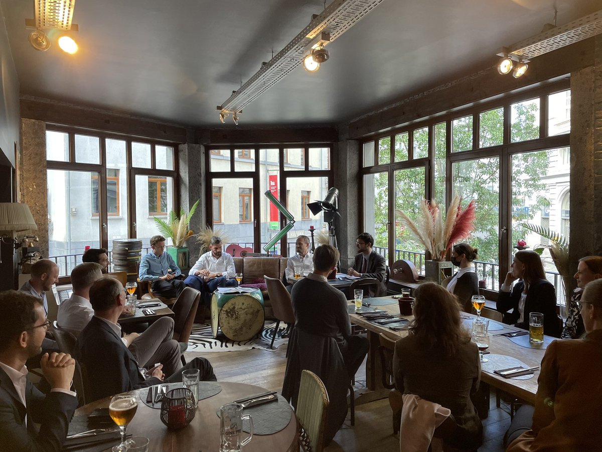 BAKS_Bund's tweet photo. Der erste Tag der #AKJS-Exkursion in #Brussels endet mit einer Dinner-Speech @dylanmcrosson vom Centre for European Policy Studies @CEPS_thinktank und einem Austausch zum strategischen 🧭 der #EuropeanUnion. Thank you so much for your remarkable input! #Zeitenwende #EU https://t.co/Lh44xxFX2t