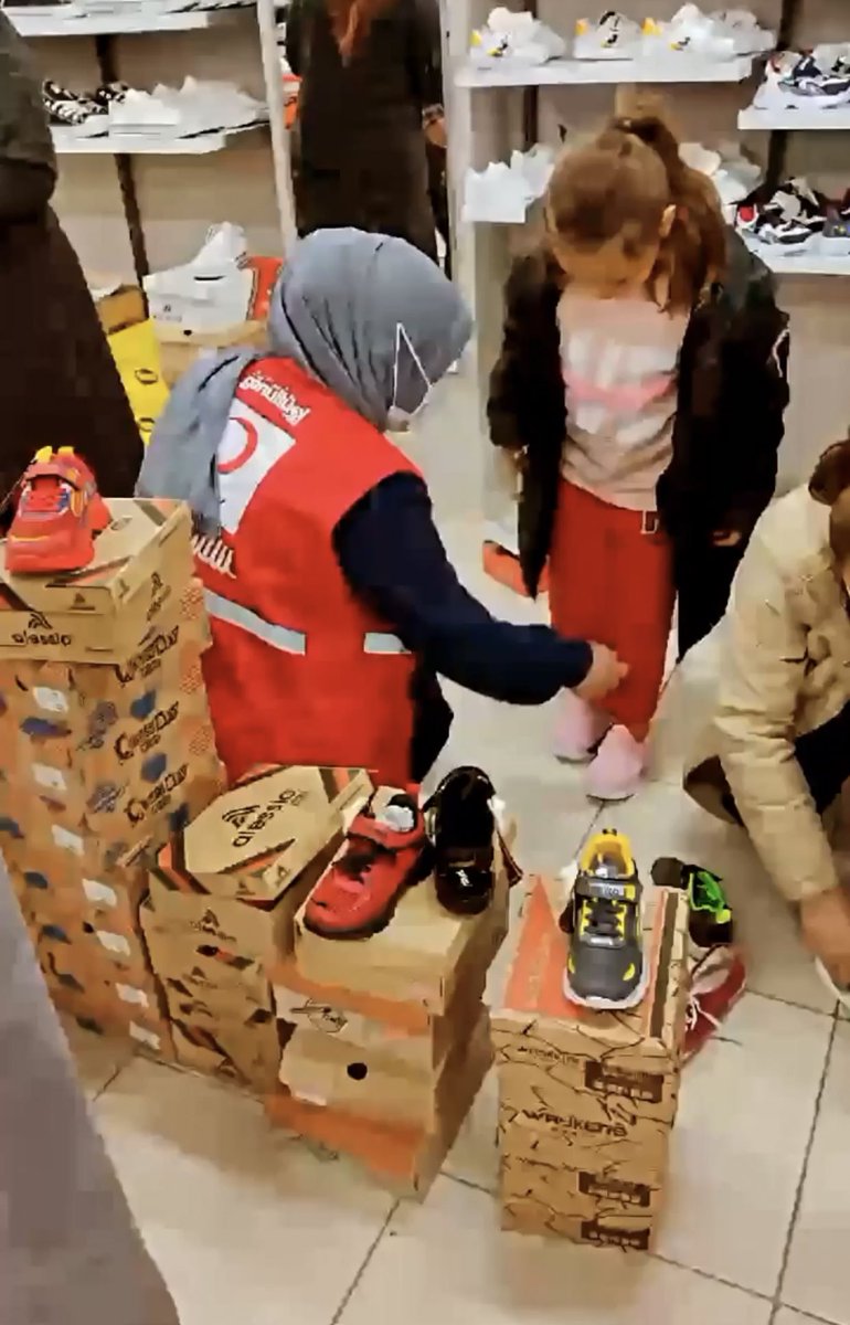 Dinar Kızılay kadın teşkilatı olarak yardımseverlerimizin destekleriyle çocuklarımızın yüzlerini güldürüyoruz. Sende #BirHayataDokun 🇹🇷