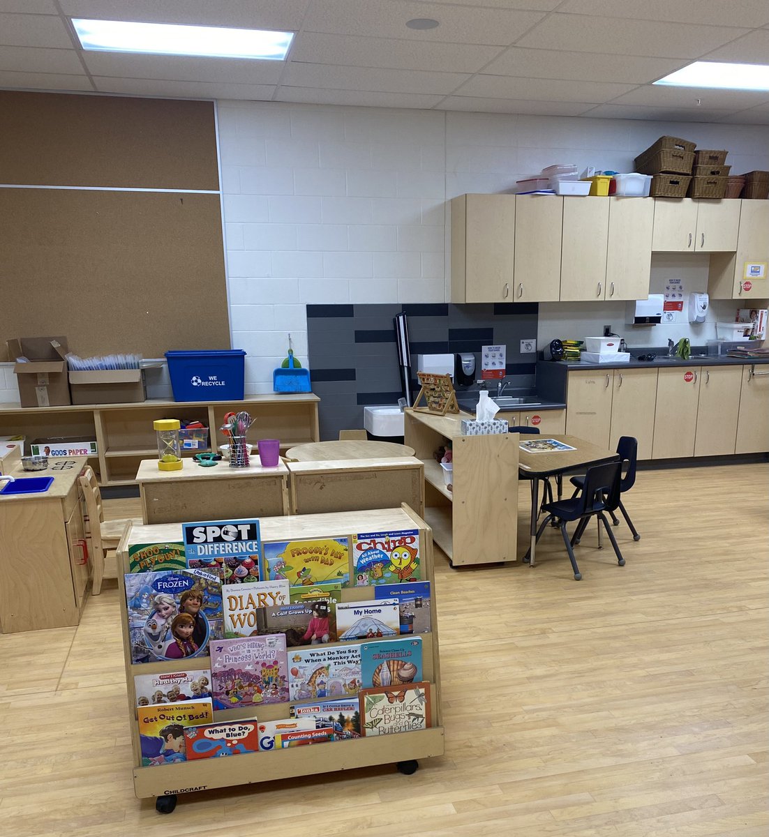 VBaechs's tweet photo. Hey @wrdsb - DYK that we welcomed 950+ students to our ☀️ Summer Learning Program☀️ today? At 12 sites for the next 3 weeks, kids in Kindergarten to Grade 5 will be engaged in literacy 📚 and numeracy 🧮 learning and having LOTS of fun! 
@OntarioSLP @chathabobbie @JodiAlbrecht https://t.co/8zcIDSpzGs