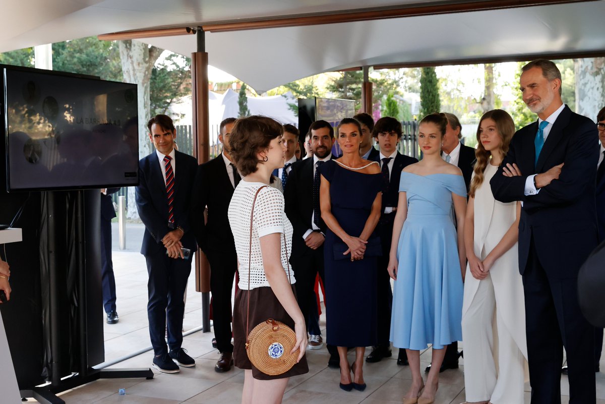 CasaReal's tweet photo. Los Reyes, acompañados por la Princesa de Asturias y de Girona y la Infanta Sofía, presiden el acto de entrega de los #PremiosFPdGi de la @FPdGi en el Auditorio Ágora del @MuseuAigues de Cornellà de Llobregat.

➡️https://t.co/xgjsmAezlI https://t.co/51rNse7DS2