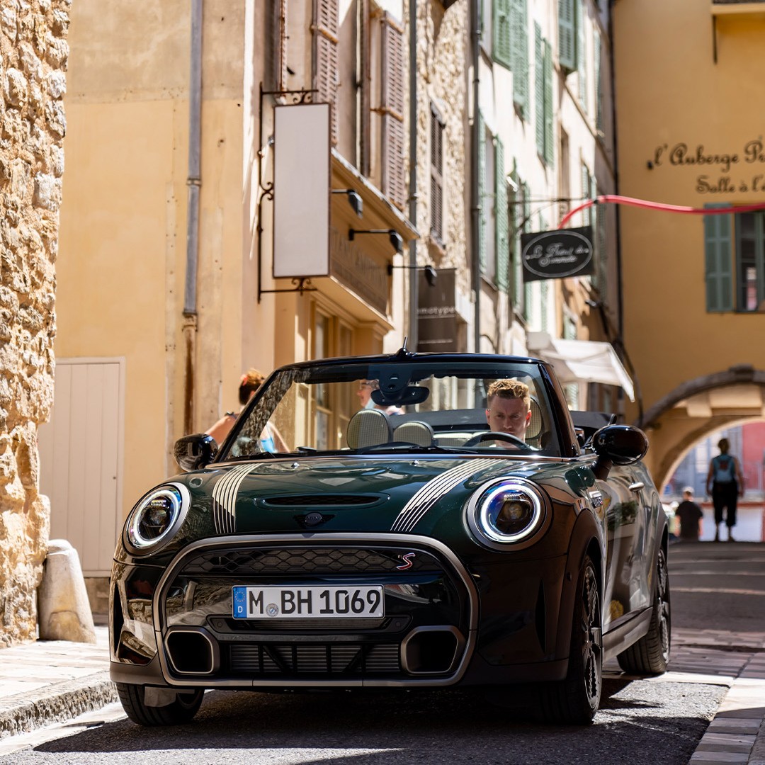 FrankKeaneMINI's tweet image. The MINI Resolute Edition makes an instant impression with its statement sporty style and optimistic outlook.

Where would you take the MINI Convertible Resolute Edition on an adventure? 

#FrankKeaneMINI #MINIResolute #MINI #MINIConvertible
