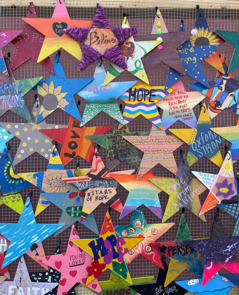 starsofhopeusa's tweet photo. Thank you so much to everyone who participated in this project, and for thank you to everyone who keeps hope, love, and goodness in their hearts.
Happy 4th of July everyone!
#starsofHOPEusa #hopeheals #emotionalhealing #communitysupport #communityhealing #oxfordstrong https://t.co/hKuNKSNxZQ