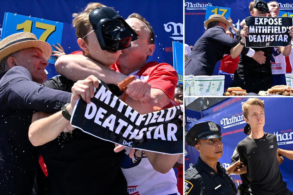 Joey Chestnut manhandles protester before record 15th Nathan’s Hot Dog Eating Contest win trib.al/VXclTRe