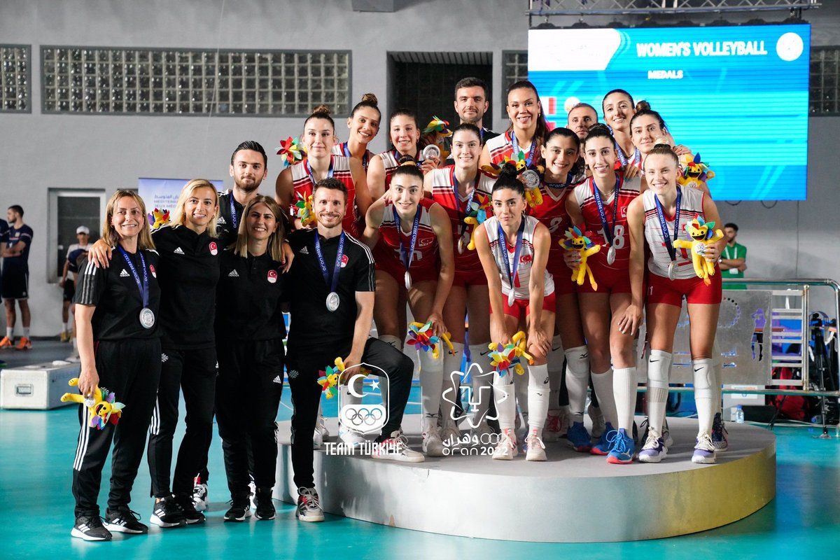 TVForgtr's tweet photo. 🇹🇷 Filenin Sultanları’ndan ikincilik pozu… 🥈📸

#I❤️🏐
#ILoveFileninSultanları https://t.co/nONkfqiqwp