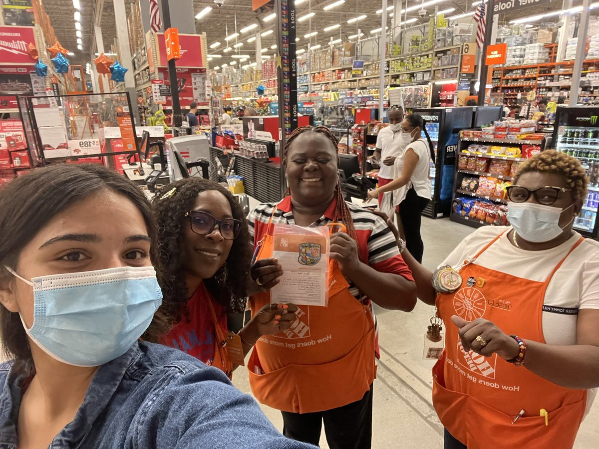 Excel64038045's tweet photo. Recognizing 👏👏Lynna cashier of the month https://t.co/4cSPfrnQPb